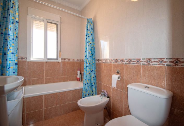 Image No.20-4 Bed House for sale