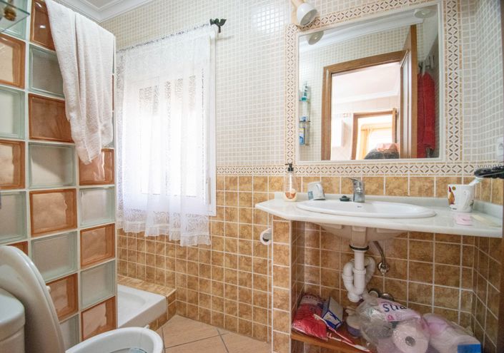 Image No.17-2 Bed House for sale