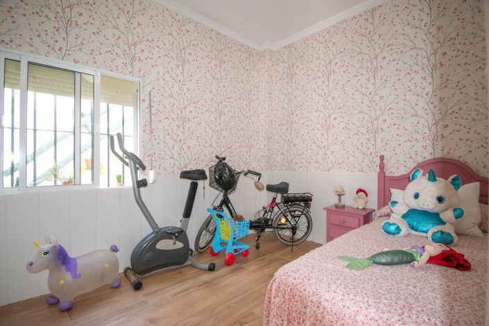 Image No.18-3 Bed House for sale