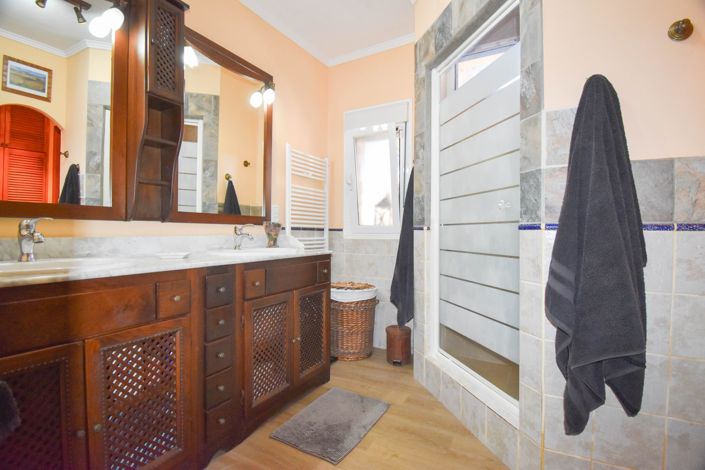 Image No.35-7 Bed House for sale