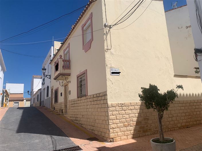 Image No.2-4 Bed House for sale