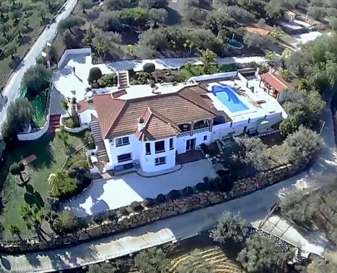 Image No.1-5 Bed House for sale