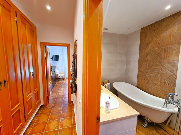 Image No.45-3 Bed House for sale