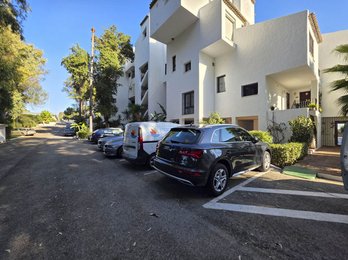 Image No.12-1 Bed Property for sale