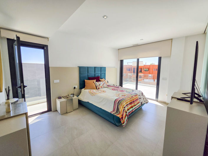 Image No.8-3 Bed House for sale