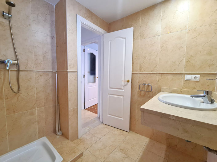 Image No.18-3 Bed House for sale