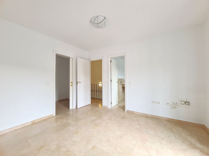 Image No.21-3 Bed House for sale