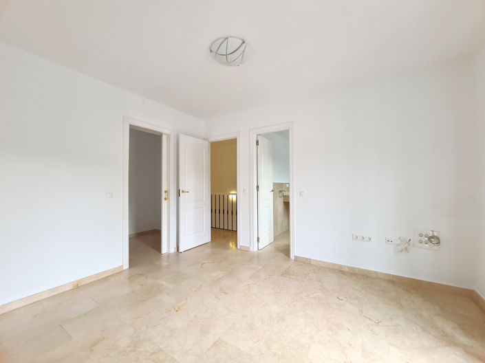 Image No.21-3 Bed House for sale