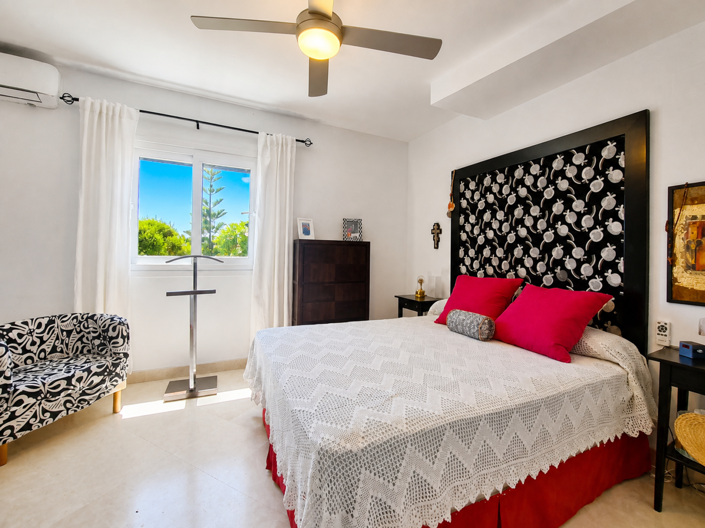 Image No.27-3 Bed Property for sale