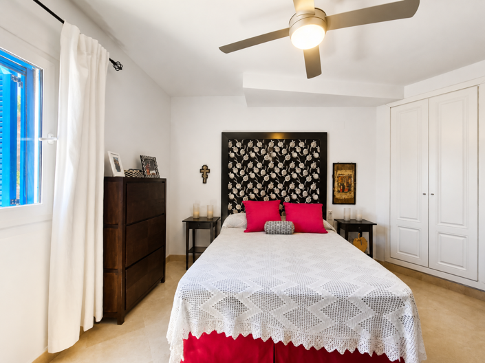 Image No.28-3 Bed Property for sale