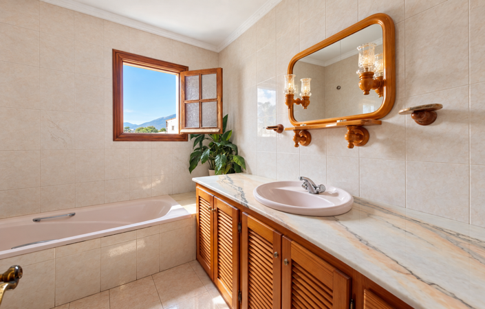Image No.34-5 Bed House for sale