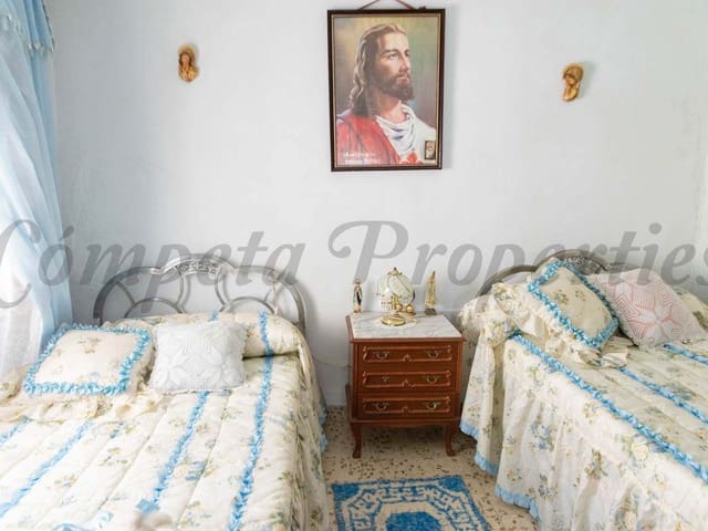 Image No.12-3 Bed Townhouse for sale