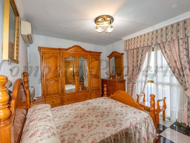 Image No.12-3 Bed Townhouse for sale