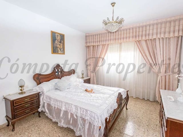 Image No.11-4 Bed Townhouse for sale