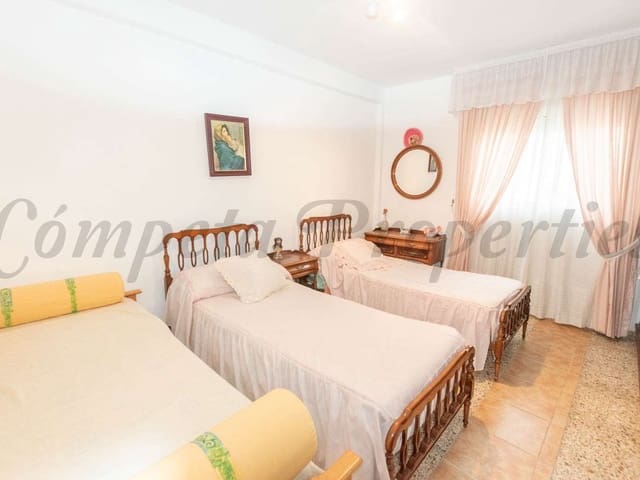 Image No.12-4 Bed Townhouse for sale