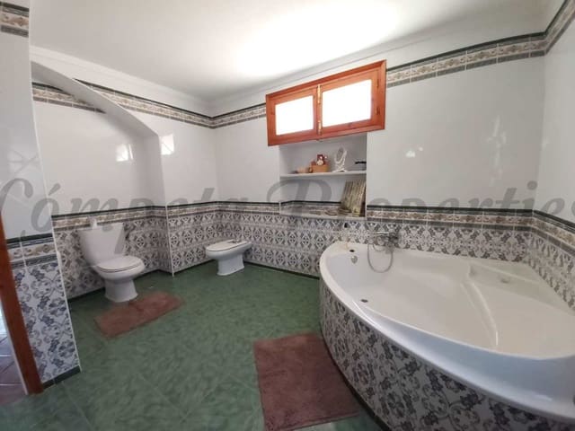 Image No.12-Villa de 4 chambres à vendre à Nerja