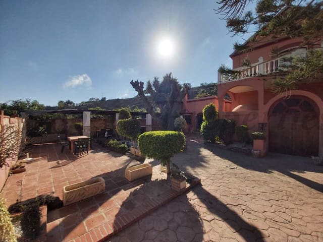 Image No.2-Villa de 4 chambres à vendre à Nerja