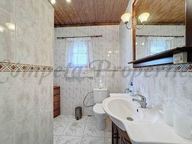 Image No.12-8 Bed Property for sale