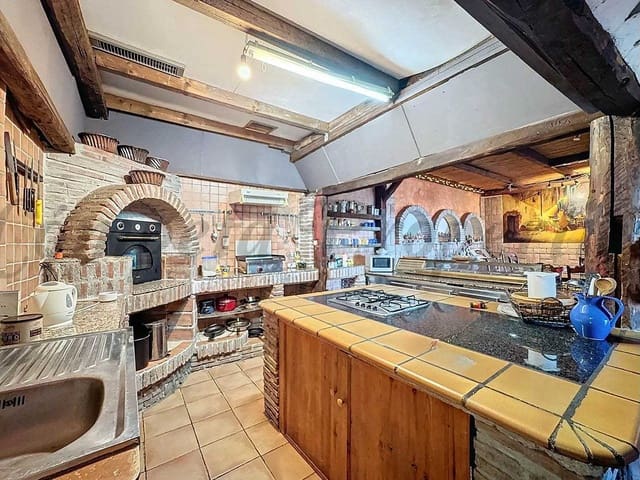 Image No.25-8 Bed Property for sale