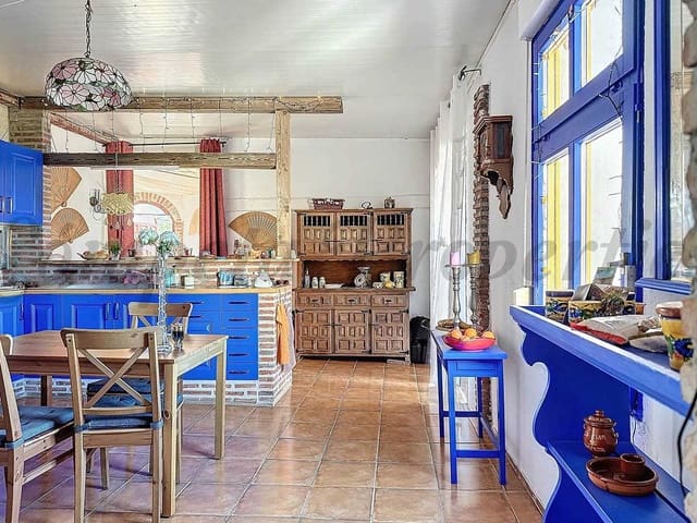 Image No.3-8 Bed Property for sale