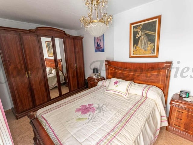 Image No.12-4 Bed Townhouse for sale