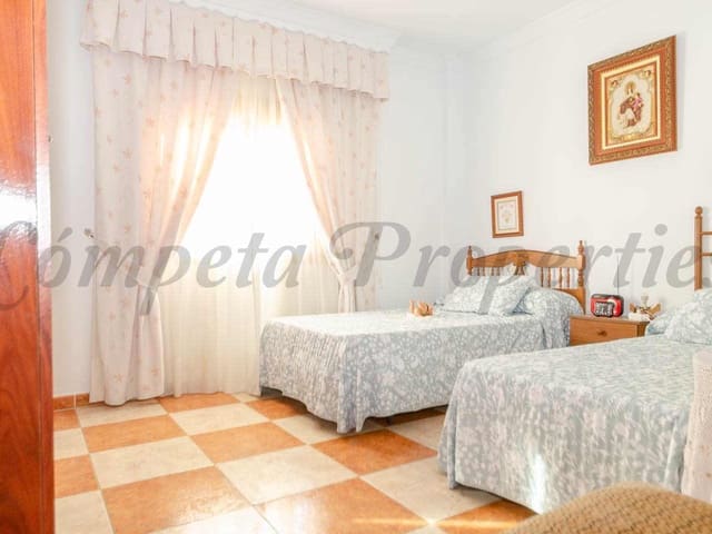 Image No.12-3 Bed Townhouse for sale