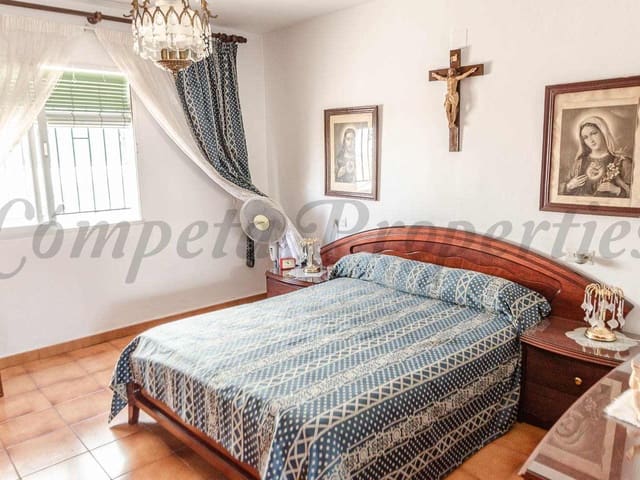 Image No.11-4 Bed Townhouse for sale