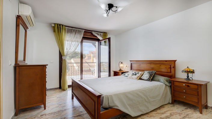 Image No.12-4 Bed Townhouse for sale