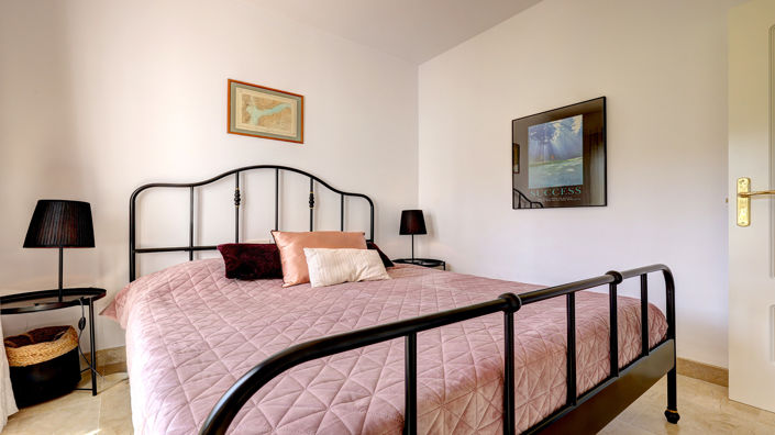 Image No.15-2 Bed Property for sale
