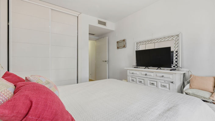 Image No.17-2 Bed Property for sale