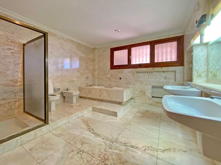 Image No.56-4 Bed Villa for sale