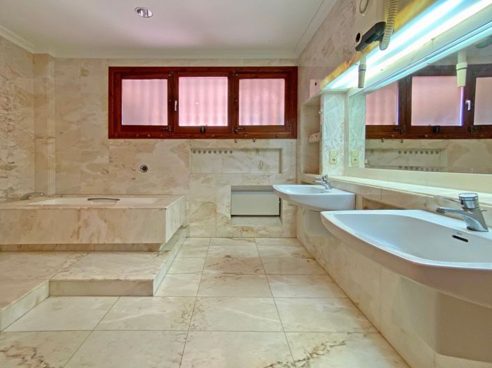 Image No.57-4 Bed Villa for sale