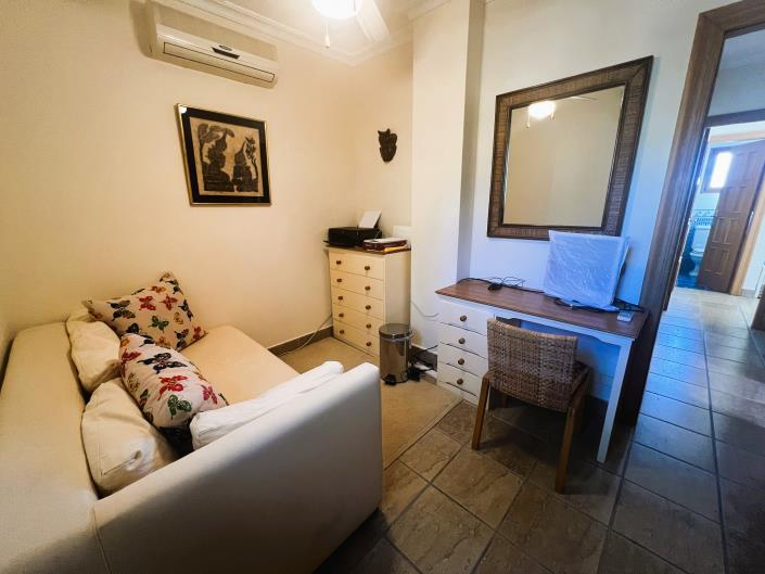 Image No.12-6 Bed Villa / Detached for sale