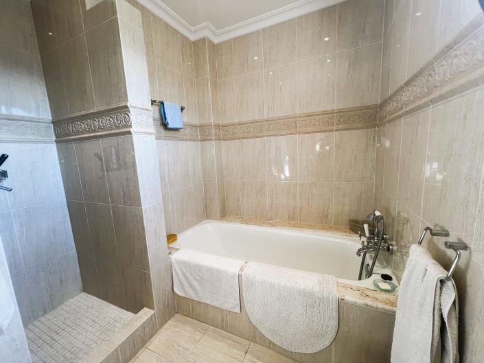 Image No.29-6 Bed Villa / Detached for sale