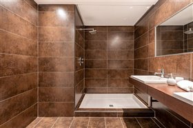 Image No.28-3 Bed Property for sale