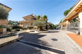 Image No.49-3 Bed Property for sale