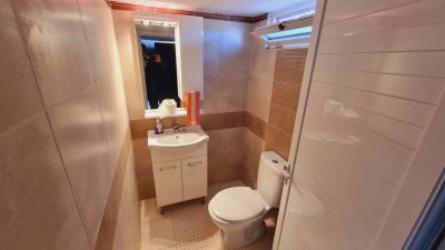 18--Swimming-pool-toilet