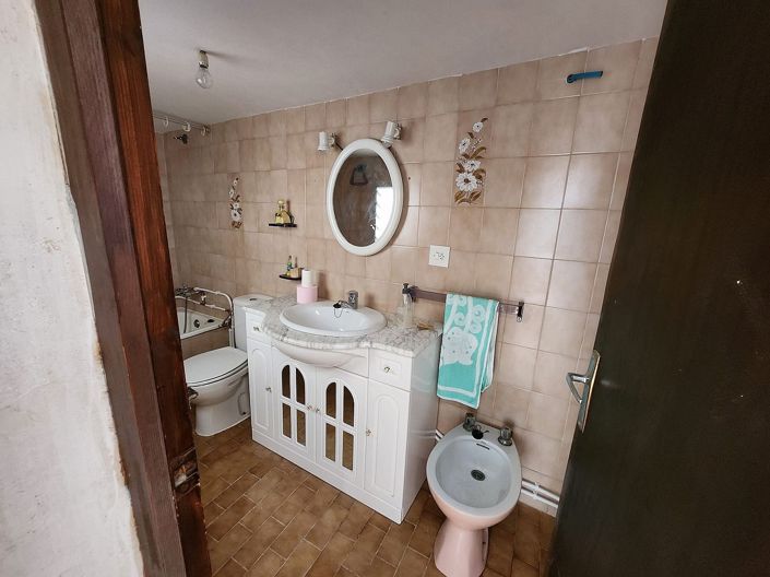 Image No.18-5 Bed Townhouse for sale