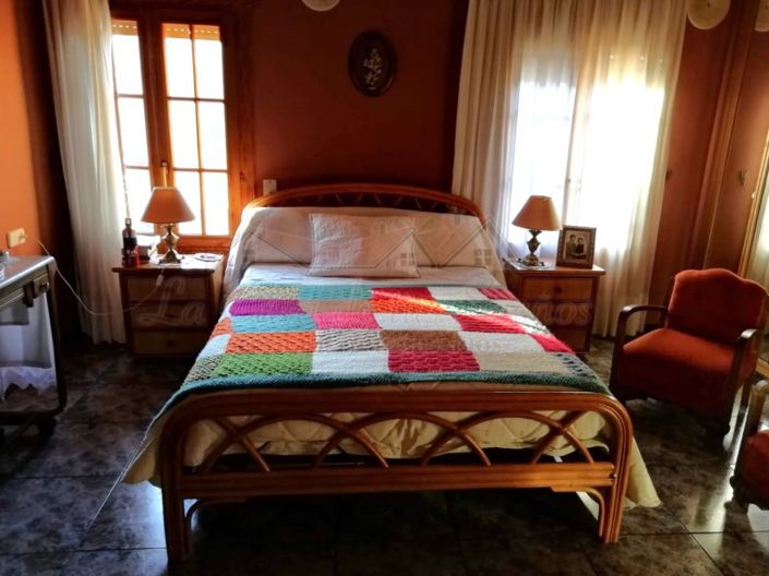 Image No.12-6 Bed Townhouse for sale