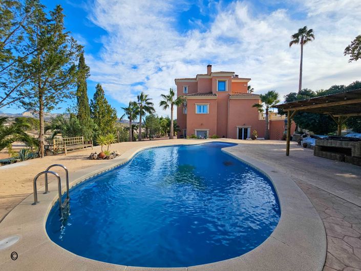 Image No.1-6 Bed Villa for sale