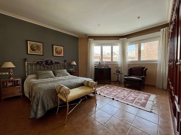 Image No.15-4 Bed Townhouse for sale