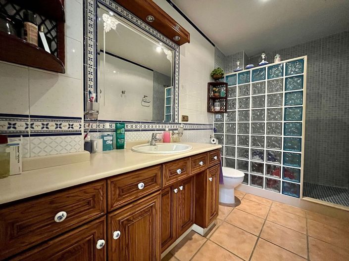 Image No.17-4 Bed Townhouse for sale