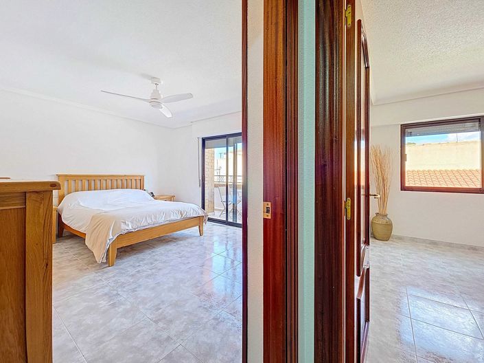 Image No.26-3 Bed Townhouse for sale