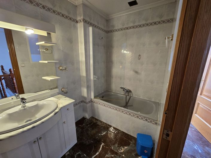 Image No.28-4 Bed Townhouse for sale