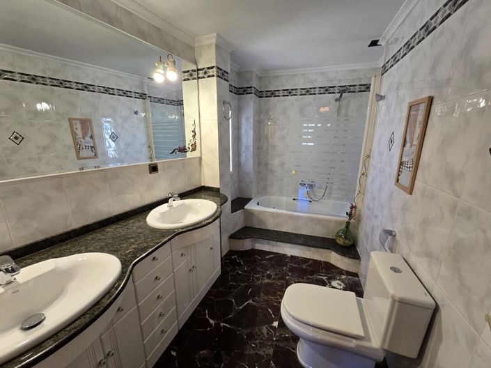 Image No.37-4 Bed Townhouse for sale