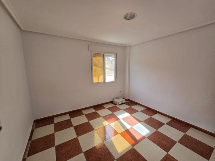 Image No.16-5 Bed Townhouse for sale