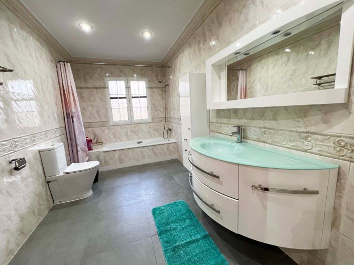 Image No.40-5 Bed Villa for sale