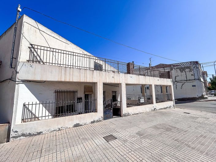 Image No.1-6 Bed Townhouse for sale