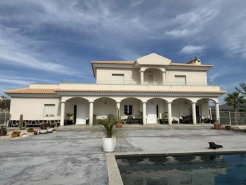 5 Bed Villa for sale