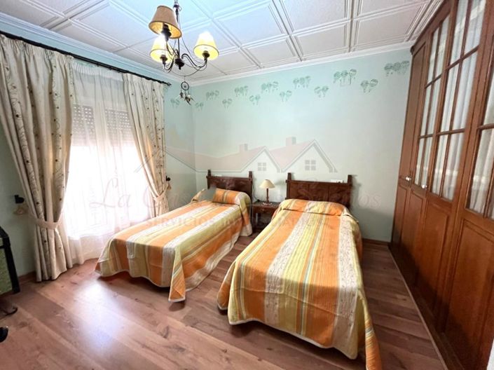 Image No.26-5 Bed Townhouse for sale